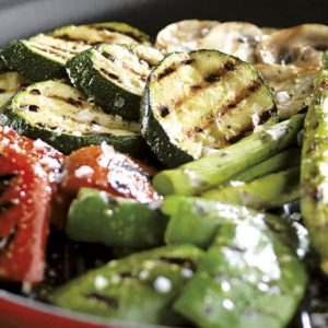 Parrillada de verduras con salsa