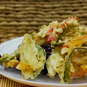 Tempura de verduras con salsa